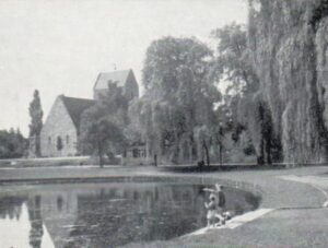 Alt-Buckower Heimat-Chronik, T.- 67, 3 - Dorfkirche und Dorfteich um 1960(1)