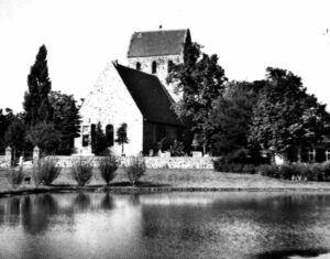 Alt-Buckower Heimat-Chronik, T.63, Abb 3 sanierter Dorfteich u. neue östl Kirchhofsmauer bearbeitet 2 1955