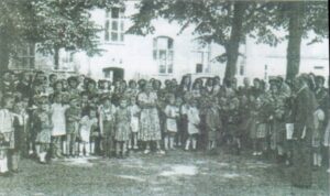 Chronik Bild 7 Einschulung auf dem Schulhof in der Dorfschule Alt-Buckow 17, Anfang der50er Jahre (1950 - 1955)