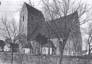 Chronik Dorfkirche mit Vorbauten 1935